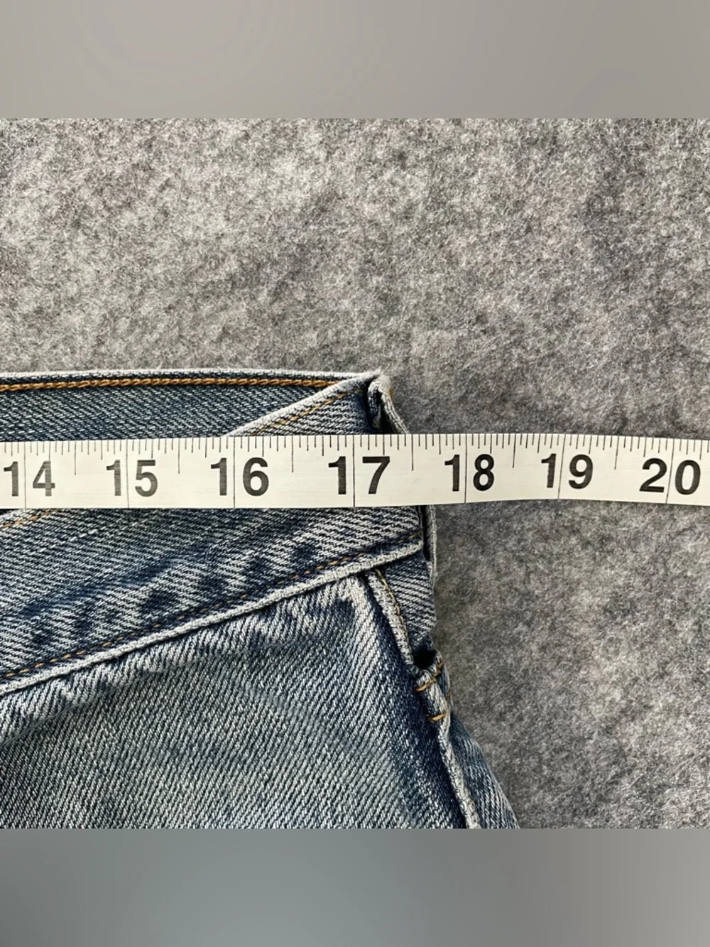 Levis 550 Relaxed Fit Jeans Mens 36x34 Blue Light Wash Distressed 100% Cotton - Picture 7 of 16
